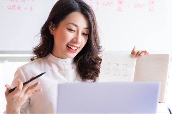 Gợi Ý Con Gái Nên Học Ngành Gì Để Có Thu Nhập Ổn Định