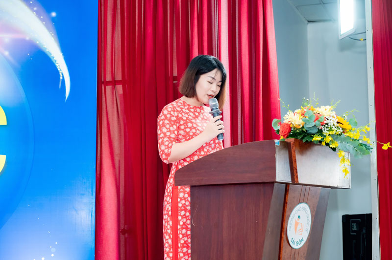 Cô Phạm Thị Thu Trang công bố Quyết định công nhận tốt nghiệp cho sinh viên khóa 2020 – 2023