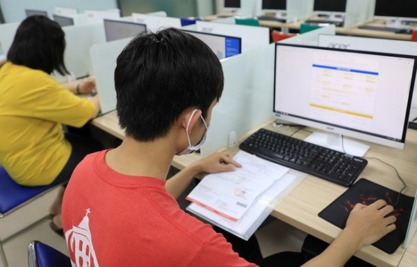 Thí sinh đăng ký dự thi trực tuyến tại kỳ thi tốt nghiệp THPT