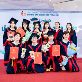 Sinh viên khóa K10 nhận bằng tốt nghiệp