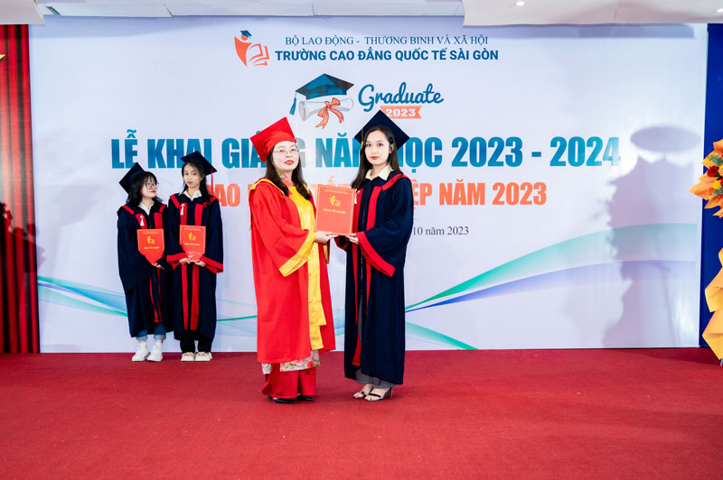 Th.S Nguyễn Thị Nhàn trao bằng tốt nghiệp cho sinh viên