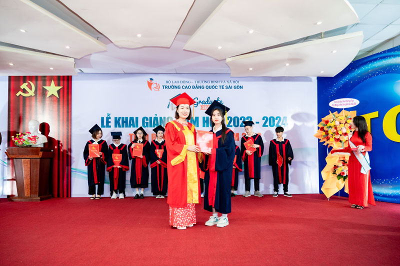 Cô Phạm Thị Thu Trang trao bằng tốt nghiệp cho sinh viên