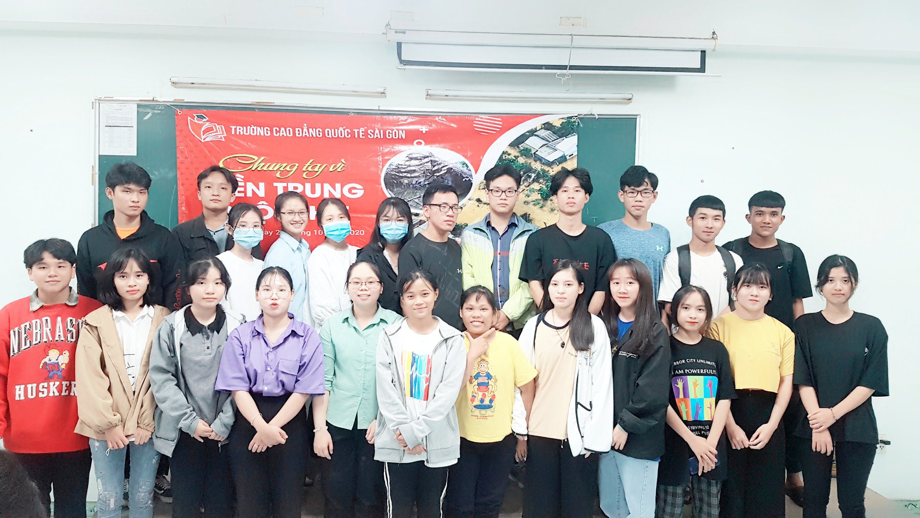 sinh viên trường Cao đẳng Quốc Tế Sài Gòn quyên gópủng hộ người dân miền trung khắc phục hậu quả bão lụt