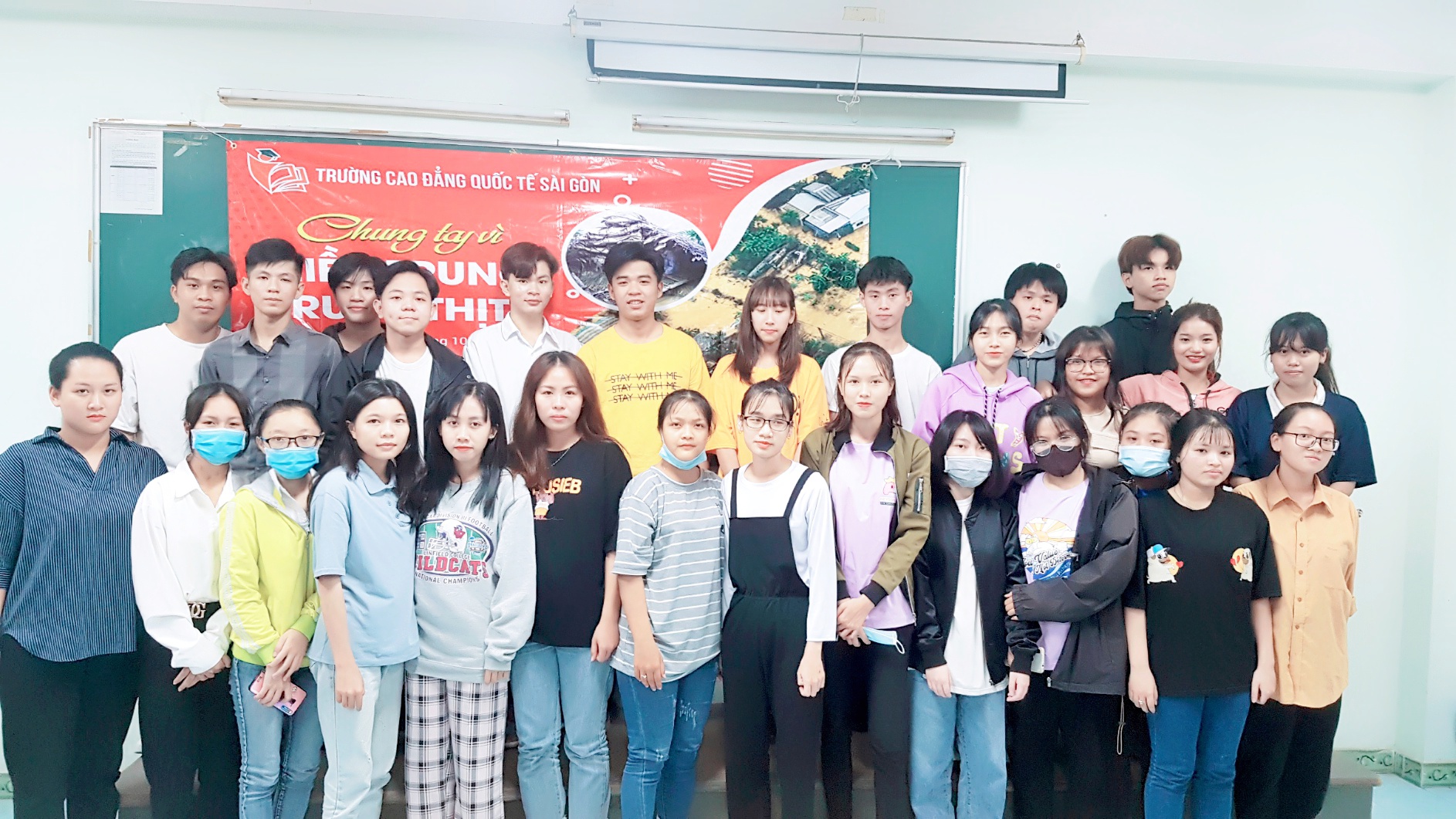 sinh viên trường Cao đẳng Quốc Tế Sài Gòn quyên gópủng hộ người dân miền trung khắc phục hậu quả bão lụt